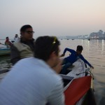 Reku mums pabrauca garām vēl viens laivinieks! Paskaties, cik jauns! Tādam ir kādi 8-10 gadi! Bet jau aktīvi vizina tūristus pa Gangu. Tādās reizēs mazliet atmaigstu, un sāku domāt, ka varbūt nevajag tik skarbi pret tiem indiešiem. Kā lai cilvēks, kam atņemtas visas iespējas izglītoties, tā vietā no agras bērnības airējot laivu, lai nopelnītu iztikai, kļūst par augstas morāles iemiesojumu! Nekādi!