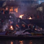 Re, kas te! No laivas drīkstot bildēt visu, cik vien tīk, tāpēc beidzot varu jums parādīt galveno Varanasi izklaidi tuvākā plānā. Re, tie oranžie rullīši uz trepēm? Tie stāv (guļ?) rindā uz dedzināšanu. Jāpagaida, kamēr izdeg esošie līķi, jāsatīra ugunskura vieta, hops, hops, jāsamet jauna malka un kārta nākamajam! Baigais konveijers.