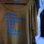 Parasti gan tā nedarām, bet šoreiz nopirkām Karīnai krekliņu suvenīru veikalā. Vairāku iemeslu dēļ - 1. Karīnai vajadzēja jaunu krekliņu; 2. Krekliņš bija ļoti lēts (un kā vēlāk izrādījās arī gana kvalitatīvs, vismaz atbilstoši cenai); 3. Šis uzraksts ir tieši tas, kas vajadzīgs jebkurā Indijas pilsētā. Uz šiem jautājumiem jāatbild katru dienu un ļoti daudz reižu! Nu, varbūt par boat nē, tas attiecas tikai uz Varanasi, bet visi pārējie - jebkur Indijā.