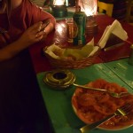 Vēl viens Lonely Planet ieteikums - Brown bread bakery. Tur saimnieks esot vācieties un tāpēc varot dabūt tiešām Eiropeiskus ēdienus. Tā kā pēc tādiem brīnumiem joprojām esam noilgojušies, sākām to vietu meklēt. Jau ceļvedī norādīts, ka pamanījuši vācieša veiksmīgo biznesu, vietējie vienkārši nozaguši nosaukumu un atvēruši vēl dažas "brown bread bakery", lai nosmeltu apmaldījušos tūristus un izkrāptu no tiem kādas naudiņas uz īstenā "Brown Bread" rēķina. Tāpēc uzmanīgi sekojām norādēm un tiešām atradām īsto! Tik garšīgi! Bez nekādām indiešu garšvielām, bez nekādiem izgājieniem, tieši tā kā mājās! Zini, cik garšīgi var būt vienkārši tomāti ar olīveļļu un raudeni?! Un īsta maize! Maize!!!