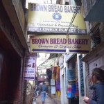 Lūk, no rīta atkal meklējam īsteno un vienīgo Brown Bread Bakery. Neviena no šīm divām vietām nav īstā. Re, tur mazliet tālāk ir vēl viena pārgaismota zīme - tā arī saka Brown Bread Bakery un arī nav īstā. Es nezinu, ko par to saka likumdošana, bet te atkal var labi redzēt morāles normas un biznesa principus. Ja muļķa bālģīmis ienāks neīstajā brown bread bakery, iztērēs kaut kādas naudiņas, paliks neapmierināts, un nekad vairs neatgriezīsies (un neieteiks arī draugiem) - tas nekas. Jo rīt atkal būs jauns bālģīmis! Un, pateicoties vācietim, kas uztaisījis tiešām kvalitatīvu ēstuvi netīrības pašā viducī, tādi bālģīmji nāks un nāks.
