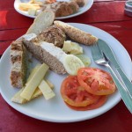 Tātad manas vārda dienas brokastis! SIIIEEEERRRSSSS!!!! Īsts siers! Un īsta, svaiga graudu maize! It kā bufete, it kā visu drīkst ņemt, cik gribas, bet sieru - nē. Katram paredzētas tikai dažas mazas siera šķēlītes, bet arī ar to ir gana! Šeit taču tādus brīnumus dabūt nevar! Nu, kaut kur, pavisam glaunajos lielveikalos var, bet tur tāds parastais gouda siers maksā 20 un vairāk eirikus kilogramā.