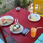 Mums pienākas arī dažādas oliņas un svaigi spiesta apelsīnu sula! Par šo komplektiņu iztērējām teju desmit eirikus, kas Indijas cenām ir pilnīgi absurda summa par ēšanu, bet katrs cents bija tā vērts! Tik garšīgi!