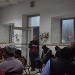 Pa taisno pēc brokastīm dodamies uz Mughal Sarai staciju, jo nākamais galamērķis ir Dārdžilinga. Nokļūšana Dārdžilingā no Varanasi nav nemaz tik vienkārša - sākumā kaut kā jānokļūst Mughal Sarai stacijā, jo no Varanasi tiešā vilciena uz to pusi nav, tad 14 stundas vilcienā uz New Jalpaiguri, tad vēl trīs stundas džipiņā(vai šaursliežu vilcienā), kas uzved augšā kalnā. Nu, lūk, pirmais posms tātad pieveikts - esam Mughal Sarai. Tā kā esam paranoiski par transportu nokavēšanām, vienmēr cenšamies ierasties stacijā kādas stundiņas pirms izbraukšanas laika, tāpēc neriskējām braukt ar vietējiem autobusiem un apmaldīties, bet paņēmām diezgan dārgu tuktuku. Indijā gan šis ieradums ir ārkārtīgi nenoderīgs, jo, piemēram, mūsu NJP vilciens nokavējās apmēram 5 stundas. Paredzētais izbraukšanas laiks - 18:25, bet, kā redzi pulkstenī aiz loga, ir jau bez desmit deviņi, un vēl trīs stundiņas būs jāpagaida uzgaidāmajā telpā. Labi, ka esam ārzemnieki, un mums, neskatoties uz to, ka braucam vislētākajā klasē, ļauj gaidīt augstāku klašu uzgaidāmajā telpā.