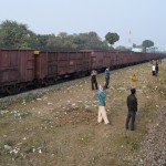 Tā kā sākotnēji plānotais ierašanās laiks NJP bija 8:25 no rīta, rēķināju, ka varbūt pat ar piecu stundu nokavēšanos kaut kādā maģiskā veidā varam paspēt uz Himalaju šaursliežu vilcieniņu, kas no Siliguri (turpat blakus NJP) izbrauc 13:30. Tomēr, tā kā nekas Indijas dzelzceļā nenotiek pēc plāna, visiem kavējošajiem vilcieniem kaut kā jāsadala tie sliežu ceļi, ar kuriem jau tā knapi pietiktu, ja visi vilcieni būtu laikā, tāpēc ik pa brīdim vēl uz kādām 15-30 minūtēm jāapstājas pastāvēt, kamēr pasvilpj garām cits kavētājs. Nu neko, ar Himalaju vilcieniņu izbrauksim otrajā virzienā. Nu, jā, un tā kā vilcienam nav durvju, katrā pauzītē kaudzīte indiešu izlec ārā izstaipīt kājas, un, tikko vilciens sāk ripot, kā skudriņas steidz atpakaļ, un lec jau braucošā vagonā.