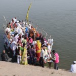 Izbraukšana ar laivu pa Gangu ir tāda kā gandrīz obligātā lieta katram Varanasi apmeklētājam. Tā kā šīs ar krāsainiem indiešiem pilnās laiviņas neizskatās diez ko uz izdzīvošanu orientētas, izlēmām īrēt paši sev atsevišķu laivu. Privātā laiva diviem personāžiem maksā 200-250 rūpijas, kamēr šajā var ietūcīties par desmit rūpijām gabalā. It kā desmit reizes dārgāk, bet galu galā tie taču nav pat trīs eiriki! Kādreiz varam arī pašikot, ja?
