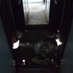 Nu jau drīz būs diennakts apkārt, kopš sākām gaidīt vilcienu, tāpēc garlaikojos un bildēju skaistākās vilciena vietas. Izvedīšu arī jūs mazā ekskursijā. Šī ir vagonu savienojuma vieta, principā viena no tuvākajām vietām atkritumu tvertnēm, kas atrodas vagonu galos, bet vienalga ļaudīm slinkums tos pāris soļus nosoļot, labāk nomest drazu tepat.