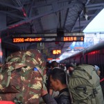 Nu, re, esam klāt - Ziemeļaustrumu Ekspresis ieradies ar precīzi astoņu stundu kavēšanos! Kopā ar citiem stacijā satiktajiem ārzemniekiem, kas ieradušies ar šo pašu vilcienu, sākam medīt iespējas nokļūšanai uz Dārdžilingu. Izrādās, ka tas nemaz nav grūti - turpat pie stacijas ganās džipiņu bari, kas par 200 rūpijām par personu ir gatavi uzvest līdz pat augšai! Džipiņi uzsāk ceļu tikai tad, kad tie ir pilni, un pilni tādi normāla Defender tipa džipiņi, protams, ir tikai tad, kad tajos sēž 10 cilvēki + šoferis. Mēs ar savu pieredzi un cieņas trūkumu pret Indijas tūrisma nozares darbiniekiem sarunājām, ka varam braukt astoņatā - tikai vilcienā atbraukušie ārzemnieki un viss.