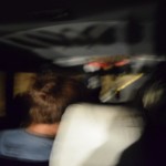 Reku sēžam džipiņā. Zinu, ka bildē neko nevar redzēt, bet džipiņš tiešām ļoti kratījās, un šī ir labākā no bildēm, kas man izdevās, tomēr nevarēju neparādīt, jo citādi nebūtu iespējas pastāstīt, ka priekšā sēdošie korejieši kādā brīdī sāka kliegt: "Tiger, tiiigggeer!" Iedomājies! Viņi dabūja redzēt īstu savvaļas tīģeri! Mēs, gribēdami būt baigi viltīgie, iesēdāmies pēdējā rindā, jo tad esam tur tikai divatā un mums ir daudzāk vietas, bet, BBEEEETTT, no aizmugurējām rindām tīģerus redzēt nevar! Runā, ka tas esot baigais retums, redzēt tīģeri parasta ceļa malā, bet, nu esam tomēr Bengālijā!