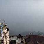 Re, re, kāds skats, haha! Jā, mēs kaut kā visur trāpāmies sliktajā (nesmukajā, aukstajā vai karstajā) sezonā, vietējie saka, ka vēl kādas nedēļas, visticamāk, migla neizklīdīs. Bet vispār šeit esot jābūt vareniem kalniem! Kaut kur tepat netālu ir arī Kančendžanga, trešais augstākais kalns pasaulē.