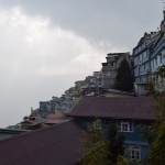 Reku skats pa otro logu! Vēl bišķiņ tālāk (172km attālumā) ir arī Everests, un īpaši skaidrajās dienās, pakāpjoties uz blakus esošā "Tiger Hill" varot saskatīt arī to. Īpaši skaidrās dienas, he. Mēs jau uzreiz atmetām visas domas par kāpšanu kaut kur augstāk, jo, nu, nekā taču nevar redzēt! Tā vietā labāk izpētīsim pašu pilsētu, labi?