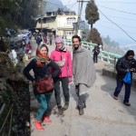 Pa ceļam uz pilsētu satikām jau Pakistānā satikto Čeho-slovāku pāri Mareku un Ivanku! Nebijām ne apmainījušies kontaktiem, ne ceļojumu plāniem, neko, neko! Vienkārši netīšām satikām viņus uz ielas, apmēram 2000 kilometru no vietas, kur satikāmies iepriekš. Viņi tikko ar saviem sešdesmito gadu mocīšiem ieradušies no Nepālas - tas jau tepat vien ir - līdz robežai trīsdesmit kilometru!