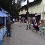 Tātad, Dārdžilinga! Te dzīvo tikai mazliet vairāk nekā 100 tūkstoši ļaužu, pārsvarā Gurkas (principā tie paši nepālieši vien ir), Lepčas un indieši. Līdz ar inčīgajām tautām, arī galvenā reliģija ierastā hinduisma vietā ir budisms. Te gan ir kaudzēm visādu minoritāšu, gan tautisku (arī šerpas, jess), gan reliģisku (pastāv pat šamanisma sekotāji), jo visa šī darīšana uzcelta būtībā tukšā vietā - pirms briti izlēma te būvēt savu "kalnu staciju" (vasarnīcas/sanatorijas svarīgākajiem Britu Indijas pārvaldes kungiem), te bija tik vien kā pāris miestu. Nu, jā, un tagad Dārdžilinga ir gandrīz vai vienas (bet drausmīgi garas) ielas pilsēta - iela iet līkumu līkumiem visapkārt un cauri kalniem. Tādu īstu ielu tīklu nemaz nevar uztaisīt, jo nav nevienas līdzenas vietas!