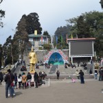 Labi, atgriežamies pie cilvēkiem. Lūk, galvenais laukums - tur ir piemineklis, estrāde, lielais ekrāns, viss, kā kārtīgos padomju galvenajos laukumos pienākas, hehe. Un tāda stilu eklektika, ārprāts! Varbūt lielais tautu sajaukums rada arī lielāku konkurenci, jo analfabētu procents Dārdžilingā ir daudzkārt zemāks nekā pārējās Indijas vidējais. Un vispār - pilsētā ir 67 vidusskolas! Iedomājies - uz simts tūkstošiem cilvēku - sešdesmit septiņi gabali! Jāatzīst gan, ka tajās mācās ne tikai vietējie, te brauc mācīties kaudzēm visādu lauķu bērnu, jo nekur tuvumā jau lielākas pilsētas nav, tikai kalnu ciemi. Vēl šejienes skolas ir populāras nepāliešu starpā, jo, kā jau teicu, līdz robežai tikai 30km, un de facto lietotā valoda te tāpat ir nepāliešu.