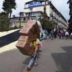 Kad jau gandrīz sāk likties, ka neesam vairs Indijā - bam! Džeks ar piecpadsmit kastēm uz muguras. Pie šāda kastu daudzuma, maisus vispār nav vērts skaitīt, hehe.