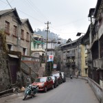 Varbūt, ka tie atkritumi te nemētājas, jo nav tik uzkrītoša pārapdzīvotības problēma - ielas tukšas, neviena cilvēka! Bet man tomēr vienalga liekas, ka pie vainas sabiedrība un reliģija. Budisti taču ir tīrīgi bez gala! Vismaz tā liecina pēcāk izdarītie novērojumi Mjanmā (bet par to lasīsiet nākamnedēļ) un arī Taizemē. Nu, jā, un šādi arī izskatās Dārdžilinga - šī ir tā pati iela, pa kuru sākām iet, esam nogājuši jau kādus 2-3 kilometrus, bet, ja paskatās kartē, horizontāli no sākuma punkta esam vien pārsimt metru attālumā. Nezinu, vai mācēju labi izskaidrot, tāpēc parādīšu vēl vienu bildi, ja?