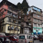 Piemēram, šīs mājas aizmugurē atbalstās uz klints. Apmēram trešā-ceturtā stāva iedzīvotāji var mierīgi iziet uz ielas arī pa otro pusi un tur nonākt tieši uz šīs pašas ielas, tikai jau aiz nākamā līkuma. Nu, tagad izskaidroju saprotami? Dažām mājām, kas ir mazāk garas, uz jumtiem ierīkotas stāvvietas - no aizmugures uzbrauc savu auto, un tad ieej caur lūku grīdā, kas patiesībā ir kāds trešais stāvs, ja skatās no šīs puses. Es droši vien sajuktu prātā dzīvojot tādā pilsētā, kaut kāda Ešera utopija, ārprāts!