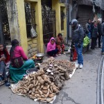 Dārzeņu tirgus! Dārdžilingas tirgos pieejamā produkcija vairāk jau līdzinās nevis Indijas sortimentam, bet pie mums ierastajam - visādas saknes, salātu lapas, zaļas odziņas. Temperatūra te arī vasarās nepakāpjas īpaši augstāk par 20-25 grādiem, tāpēc nekādus dienvidnieku brīnumus izaudzēt nevar. Ā, un vēl pievērs uzmanību sliedēm labajā pusē! Tas tad arī ir tas slavenais Dārdžilingas Himalaju Ekspresis. Tik šaurs!