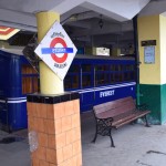 Urā, Dārdžilingas Himalaju Vilciens (DHR)! Šo te mēdz saukt arī par rotaļu vilcieniņu (toy train) un nav īpaši jāštuko, kāpēc. Kopš 1999. gada vilcieniņš ir UNESCO pasaules mantojuma sarakstā, un tas ir tikai otrais dzelzceļš, kas tādu godu ir nopelnījis! Dārdžilingas stacija ar saviem 2200 metriem virs jūras līmeņa gan nav visaugstākā stacija Indijā, par dažiem metriem to pārsit nākamā pietura šajā pašā līnijā - Ghum. Starp citu, ievēroji, cik oriģināls pieturvietu logo? Ja nu nerodas nekādas asociācijas, iegūglē "London underground logo".