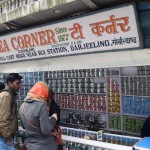 Nākamā lieta, ar ko Dārdžilinga slavena, ir tēja. Kalni, vilcieniņš un tēja. Tūlīt iesim skatīties tējas plantācijas, bet pirms tēju nopirksim jau pirms tam. Atkal gudrās grāmatās esam salasījušies, kur un kā jāpērk tēja. Plantācijās esot sliktāk un dārgāk, jo tā tiek sūtīta uz Kalkutu iepakošanai, pēc tam atkal sūtīta atpakaļ, līdz ar to sastāvējusies, izgājusi nezcik industriālos ciklus un tā. Kamēr šeit - viss svaigs un labs, hehe.