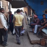 Re, labajā pusītē top frizūra. Šis arī ir viens no visa kremēšanas procesa svarīgiem mirkļiem. Ja ap aizgājēju pirms viņa aizdedzināšanas vairākus riņķus apmet Bramanis (augstākās kastas pārstāvis) un norunā šādas tādas lūgšanas, tas arī nāk par labu mirušā nākotnes perspektīvām. Nu, lūk, un bramini, ja kāds tiem svarīgs cilvēks nomirst, noskuj visu galvu, izņemot vienu mazu šķipsniņu galvas aizmugurē. Tā kā, ja citreiz redzi uz ielas šādu pričeni, zini, ka tās nēsātājs ir sērojošs bramins.