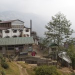 Te tad arī pati tējas rūpnīca. Un, lai gan ekskursija bija gana inčīga, tajā iekšā gan bildēt nedrīkst, tāpēc bilžu un stāstu nebūs. Varu tikai izstāstīt, ka man tas bija jaunums un pārsteigums, ka zaļā, melnā un baltā tēja patiesībā ir viens un tas pats augs, viena un tā pati tēja, tikai ilgāk vai mazāk ilgi fermentēta. Ā, un, jā, tās lietas, ko bijām salasījušies gudrajās grāmatās, izrādījās patiesība - iekšā ir veikaliņš, kas pārdod šeit audzēto/ražoto tēju, kas iepakota Kalkutā un maksā milzu naudu. Starp citu, šeit tiek ražota arī pavisam dārgā, ar rokām rullētā tēja. Tādu pārdod tikai pavisam retajās, glaunajās vietās. Piemēram, Londonas Harrods veičīti tādu var nopirkt par apmēram 80 eirikiem kilogramā.