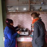 Turpat blakus tējas rūpnīcai mūs pārķer mīļa tantiņa (un šī točno izskatās pēc pilnīgas krievietes, pēc tādas padomju omītes), kura saka, ka rādīs mums visādus tēju brīnumus, izstāstīs vēl visu ko par tēju u.t.t., un tas viss maksāšot tikai 50 rūpijas uz abiem, sak', par materiāliem. Nu, ok, ejam skatīties. Omīte saka, ka tagad rādīs, kā var tēju piecās sekundēs uztaisīt! Zini, kā ir tēju taisīt piecās sekundēs? Sākumā uzvāri ūdeni desmit minūtes, tad ieliec tīkliņā daudz, daudz tējas (uztaisi tādu kā lielu tējas maisiņu), un tad mudīgi maisiņam izlej cauri karstu ūdeni! Nu, nezinu, cik ļoti tā skaitās piecu sekunžu tēja! Bet vienalga neradās krāpniecības sajūta, vienkārši likās, ka mīļā tantiņa ir bišķiņ traka, hehe.