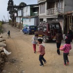 Sakarā ar to, ka tā arī nedabūjām izbraukt ar vilcieniņu, pēkšņi baigi daudz brīvā laika, un pilsēta nav no nekādām lielajām, teju viss jau izstaigāts, tāpēc izdomājām vienkārši iet uz priekšu, vēl tālāk no pilsētas. Tur inčīgi - visādi mazie jocīga paskata bērneļi skraida, vistas, gaiļi, sunīši, šīfera un skārda mājas. Un visu laiku - vienā pusē klints, otrā - krauja. Kraujā gan baigi neko tālu nevar redzēt - tā velna migla!!!