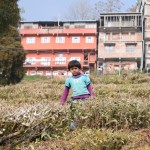 Jau atpakaļceļā krūmos atradu tējas bērnu! Paslēpies starp krūmiem, guļ, domā, ka neviens viņu neredz! Nekā, es redzu! Izbiedēju laikam, paskatījās tāds apjucis un aizskrēja prom.