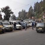 Šādi izskatās Dārdžilingas "autoosta". Jo gan pati Dārdžilinga, gan pārsvarā visi galamērķi ir kalnos, tāpēc ērtāk transportēties šādos džipiņos. Atceries, pirms tam teicu, cik cilvēki vienā džipiņā saiet? Aha!