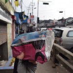 Nopirkām aptiekā gremošanas sistēmas sakārtošanas zāles! Pieņemu, ka lielākā daļa lasītāju nodomās tieši to, ko parasti jānodomā, dzirdot "Indija" savienojumā ar "vēdera problēmas", bet es uzreiz pataisnošos, ha! Nekādas caurejas! Man sakrājās kaut kādas gāzītes kuņģī un virs tā (atkal - ne tādas gāzītes!), visu laiku atraugājos, visu laiku sajūta, ka esmu pilnīgi pārēdies. Ar šīm zālītēm viss dažu dienu laikā atrisinājās! Nav jau tā, ka nekad caurejas nebūtu bijušas, hehe. Bet par to parasti publiski runāt nav smuki, tāpēc, ja nu kādam ļoti interesē, varu padalīties atsevišķā korespondencē. Un vispār! Aizrunājos atkal par kakām! Patiesībā šo rādīju, jo gribēju papriecāties, kā Dārdžilingas aptiekāri zālītes smuki ievīsta avīzē, nevis ieliek plastmasas maisiņā! Te gan viņi vispār baigie dabas taupītāji - to droši vien pati daba arī iemācījusi, jo arī ūdens krānā ir baigā ekstra, un ne katram mājās tāds pienākas. Ja arī pienākas, tad taupīšanas režīmā. Pat viesnīcās visur, kur vien var, izkārtas zīmītes, ka ūdeni var taupīt šitā un tā, lūdzu, rūpēsimies par resursiem!