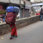 Lūk, kā pareizi jāceļo! Paņem divus koferus, vienu uz muguras, otru pāri pirmajam un uz galvas, šļopkas kājās un aiziet! Mugursomas vispār ir priekš mīkstajiem!