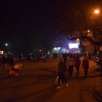 Vakarā galvenajā laukumā rāda futeni (es zinu, ka ekrāns pārgaismojies un nevar redzēt, būs vien jātic uz vārda). Tikai nav, kas futeni skatās. Staigājas visādi ļaudis pa laukumu šurpu-turpu, tā, it kā nemaz uz ekrāna futeni nerādītu!