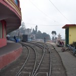 Urā, beidzot varēsim braukt ar mazo vilcieniņu! Tā mēs domājām, pirms nonācām līdz biļešu kasei - izrādās, ka piektdienās vilcieniņš nemaz nekursē. Protams, mums uzreiz piedāvā izbraukt tūristu apli, bet mēs lepni atsakāmies. Taupīsim! Nu nekas, tāpat tas sliežu ceļš pārsvarā iet tieši blakus parastajam ceļam, to pašu jau varēsim redzēt no autobusa loga. Un vēl nokļūsim lejā divu stundu laikā, nevis septiņu, kratoties kaut kādā stulbā vilcienā. Vispār nafig vispār tos šaursliežu dzelzceļus, apvainojos!