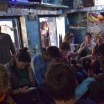 Reku arī pārējie LP lasītāji. Nu, vai varbūt sekotāji daudzajām norādēm. Bodīte TIK populāra, ka nemitīgi ir pilna, ļaudis jau sāk izvietot pa kaut kādiem pakšiem uz jumta, bet vienalga vietas vēl nepietiek, dažiem vēl jāpagaida uz ielas. Un tas viss, neskatoties uz to, ka šis, šķiet, ir pats dārgākais Lassi, kādu vispār Indijā esmu redzējis - viena porcija maksā gandrīz eiriku!