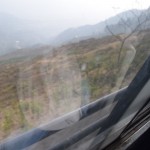 Re, re, cik tuvu kraujai! Ļoti svarīgi šeit ir uzsvērt, ka tās caurules, kas it kā iet gar ceļa malu, patiesībā ir piestiprinātas pie autobusa loga. Ceļam malas nav. Tur, kur beidzas asfalts, sākas krauja. Un tas brīžiem ir kādus 15-20 centimetrus no autobusa riteņa. Turklāt nav tā, ka autobuss visu ceļu brauktu ar 20 km/h ātrumu! Bailīgi!