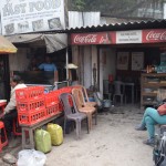 Tā, esam nonākuši atpakaļ Siliguri (tā ir tā pati pilsēta, kurā atrodas NJP stacija, kurā pirms tam ieradāmies no Varanasi), pēc Karīnas sejas jau var redzēt, ka piedzīvota vilšanās - sliktā, briesmīgā Indija tomēr vēl nav beigusies. Tikko lejā no kalniem, atkal viss ir slikti. Izstāstīšu vienu piemēru - gribam nokļūt Gauhātī, tāpēc mums, protams, apkārt uzreiz bariem vīriņu, kas tieši to mums var piedāvāt. Luxury bus, tikai 450 naudas, pulksten piecos pēcpusdienā, viss baigi forši. Tā kā esam pieredzes bagāti, sakām, ka gribam redzēt autobusu. Vīrs mūs ved kādu pus kilometru, līdz tiešām aizved pie autobusa. Autobuss, protams, nav ne tuvu luxury, bet lai būtu. Vīrs saka, ka jābrauc tūdaļ (pulksten 16:00), lai gan biļetē rakstīts 17:00. Sakām, ka nē, paēdīsim pusdienas, un tad brauksim piecos. Tad būšot cits autobuss, viss slikti, jābrauc tagad. Sakām, ka nē, izkliedzamies, piedraudam ar policiju, kamēr vīrs atdod iemaksāto drošības naudu. Ejam pie cita vīra - atkal piedāvā mums luxury bus. Sakām, ka mums vienalga, der arī slikts autobuss, tikai, lūdzu, lūdzu, vīrs, nemelo mums. Saki, kā ir - vai ir sūdīgs autobuss? Vīrs saka, nē, nē, VIP, vislabākais, Volvo u.t.t. Tajā brīdī jau esam uzzinājuši, ka citādāku autobusu nav, uz Imphalu brauc tikai sūdīgie autobusi. Pret to mums nav vispār nekādu pretenziju! Bet kāpēc nemitīgi jāmēģina mums iestāstīt, ka būs VIP un luxury? Kādēļ? Kas no tā iegūst? Nesaprotu!