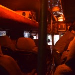 Tāds, lūk, izskatās VIP Luxury Volvo autobuss. Nav jau tik traki, tikai tāds sasmacis gaiss un viss jiftīgi ož. Vēl tas sarkanais apgaismojums un stripšova stangas dara nemierīgu, bet visādi citādi ir ok. Protams, ne VIP un Volvo, bet tiešām ir salīdzinoši normāls autobuss.