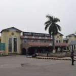 Re, no pareizās puses Gauhātī stacija nemaz neizskatās tik slikti. Smuki! Šeit vispār ieradāmies tikai caurbraucot - lai nokārtotu atļauju Manipuras štatam (jā, šī Indijas puse ir tāda retāk apmeklēta, turklāt vēl salīdzinoši nesen te diezgan aktīvi gāja vaļā starpcilšu kari ar galvu nociršanu un paturēšanu par trofeju, tāpēc dažu teritoriju apmeklēšanai vajag speciālas atļaujas) un apskatītos kādu degunradzi. Karinčiks pamanījās apslimt, tāpēc atstāju viņu mājās izgulēties, tikmēr pats gāju meklēt atļaujas. Pirmais solis - Informācijas centrs. Informācijas centrs, protams, izrādījās kārtējā tūrisma aģentūra, tomēr tur strādāja gana labs cilvēks, kurš man izstāstīja, kā atrast "Manipur House", namu, kurā sēžot oficiāli Manipuras pārstāvji.