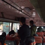 Vienmēr, kad dodos kaut kur viens, pa ceļam visu bildēju, lai pēc tam varu parādīt Karīnai, kā man gājis. Viņa gan parasti nav manās bildēs ieinteresēta, haha. Tad nu man ir divi varianti - atstāt bildes arhīvam, kurš nekad vairs netiks atvērts, vai parādīt tās jums. Uzmini, kuru izvēlējos? hahahahha. Es gan parādīšu tikai dažas no savām daudzdesmit bildēm, labi? Te braucu pilsētas autobusā. Šie cilvēki laikam jau tik bieži vis tūristus neredz, tad inčīgi ir ne tikai man, bet arī viņiem.