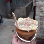 Bet ir arī tā vērts! Re, re, mans banānu-kokosa-šokolādes lassi! Kāds skaistulis! Un, jā, mēs sēžam uz jumta, tieši blakus izkārtajai veļai un citiem otrā stāva iedzīvotāju atribūtiem. Vispār pirms dažām nedēļām kāds man jautāja par Indijas desertiņiem - tad, lūk, lassi arī ir pats populārākais no tiem. Pagatavojams tas ir pavisam vienkārši - sajauc dabīgu jogurtu ar ūdeni un jebko, kas tev garšo, un piestiņā sastampā visu kopā. Voila - Lassi! Indieši pārsvarā viņu dzer vienkārši ar sāli un kurkumu vai kādu citu garšvielu, bet bālģīmjiem labāk patīk saldie lassi - vai nu vienkārši ar cukuru vai tādu brīnumu kā man ar miljons dažādiem augļiem!