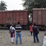 Informācijas centra vīriņa norādītajā ceļā man bija jāpabrauc ar autobusu, jāizkāpj un tad atlikušais ceļa posms jābrauc tuktukā, bet es taču esmu gudrāks - paskatos kartē, šķiet, ka kājām te var aiziet ātrāk un lētāk, tikai kaut kā jāpāriet sliedes. Skatos - neesmu vienīgais, kas tā dara, tātad tas ir absolūti droši! Visu starp vagoniem līšanas laiku, lai gan tās bija tikai kādas 10 sekundes, mani tomēr neatstāja stress par to, ka tūdaļ, tūdaļ vilciens sāks kustēties!