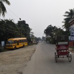 Paskat, kas sliedēm otrajā pusē! Vispār ne cilvēka! Atgādina tādu Latvijas mazpilsētas ielu, tikai tās palmas. Starp citu, cilvēki arī diezgan izpalīdzīgi, nekādi nevarēju atrast savu "Manipur House", tāpēc vairākkārt vaicāju pēc palīdzības, un ļaudis tiešām centās palīdzēt. Beigās no visas iegūtās informācijas saliku kopā, ka tāds Manipuras centrs atrodas sarkanā ēkā, tieši virs viesnīcas.