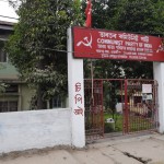 Ieraugot šādu, neesmu drošs, kāda ir "Sarkanā" ēka, ko es meklēju. Ideoloģiski sarkana vai vienkārši nokrāsota sarkanā krāsā? Otrais variants galu galā bija pareizais, un labi, ka neiegāju šeit. Pastāstīšu, kā man gāja Manipuras mājā, kas patiesībā bija viena viesnīcas istabiņa, kurā sēdēja vīrs uzvalkā. Vīrs runāja ļoti labā angļu valodā, bet tas tad arī bija viss, ar ko viņš man bija noderīgs. Viņš saka, ka man noteikti jābrauc atpakaļ uz Deli un iekšlietu ministrijā jānokārto Inner Line Permit. Tā kā esmu pirms tam jau gatavojies, zinu, ka tāda atļauja nepieciešama tikai Indijas pilsoņiem, saku, ka nē, man tādu nevajag, un uz Deli tikt nevaru, jo man kabatā ir jau nākamā atļauja, kas paredz šķērsot Mjanmas robežu tikai un vienīgi 20. janvārī (par to nākamnedēļ). Tad viņš saka, ka vajagot vismaz Protected Area Permit (PAP), par kuru jau esmu mazāk drošs, tomēr arī liekas, ka šo vajag tikai tādiem štatiem, uz kuriem neplānojam braukt. Beigās vīrs saka, ka varam mēģināt braukt uz Manipuru bez atļaujas, bet lai noteikti piereģistrējamies imigrācijas birojā, kas atrodas policijas galvenajā ēkā. Es saku ok, ok, paldies, ļoti labi. Bet - vīrs dod vēl vienu padomu - tā kā brauksim autobusā, noteikti jābrauc cauri Meghālajas štatam, un tur noteikti apturēšot militārā patruļa. Tātad - mums vajaga Meghālajas atļauju, kuru var dabūt tikai Deli. Tajā brīdī es sapratu, ka vīrs vispār nesaprot, par ko runā, un devos atpakaļ pie savas mīļās sievas, lai pēc tam mierīgu sirdi un bez nekādām atļaujām brauktu uz Imphalu Manipurā.