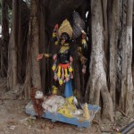 Pa ceļam uz mājām uzgāju šādu melnu dievieti - visa tāda cilvēku galvu kaklarotās, josta no miroņu rokām, garu mēli. Kas notiek ar to pelēko cilvēku, kas guļ dievietes priekšā, vispār nav ne jausmas. Jau pirms laba laika esmu atmetis cerību jebkad izprast hinduistu mitoloģiju, tāpēc pat vairs necenšos iedziļināties. Ā, melns dieviņš ar daudz rokām un mirušu cilvēku daļām visapkārt? Ok.