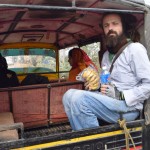 Nākamajā rītā dodamies skatīties degunradžus uz Pobitoras rezervātu. Tā kā kārtējo reizi esam skopuļi un negribam krāpniekiem maksāt kaudzēm naudas par vienas dienas ekskursiju, atradām veidu, kā līdz parkam tikt paši - lai tiktu turp un atpakaļ kopā bija jāpārsēžas deviņas reizes, hehe. Tādi mēs esam skopuļi! Man gan labāk patīk termins "taupīgi". Ā, vēl ātri jāpastāsta par banāniem - vakardien nopirku banānus par ļoti pievilcīgu cenu. Izskatās, ka pievilcīgā cena tiem bija noteikta tamdēļ, ka tie ir kaut kādi lopu banāni! Garšo pēc kartupeļiem! Pēc sīviem, sausiem kartupeļiem! Ārā taču nemetīšu, tāpēc labāk paņemu banānus līdzi uz parciņu, izbarošu degunradžiem.