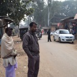 Sabiedriskā transporta sistēma šajā pusē darbojas pavisam jocīgi - pabraucam padsmit kilometru publiskajā tuktukā, mūs izmet kaut kādā šādā miestā, kur gaidām atkal nākamo tuktuku, kurš tāpat pavedīs 15-20 kilometrus. Nav viena tiešā transporta! Tikai ķēdītes ar nemitīgi riņķojošiem tuktukiem! Bet nekas, inčīgi, dabūsim visādus brīnumus redzēt.