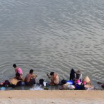 Ļaudis mazgā drēbes un, šķiet, mazgājas arī paši.