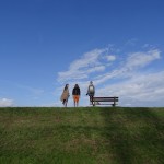 Karīna ar biedriem uz Doelas polderi norobežojošā dambja.