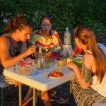 Šādi te skaistā saulrietā vakariņojām katru vakaru.